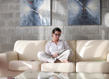 Tablet kullanan kadın