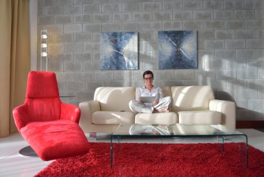 Tablet kullanan kadın