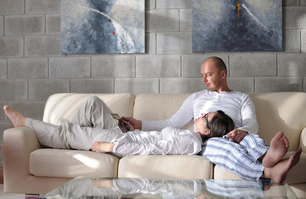 Feliz joven pareja relajarse en casa — Foto de Stock