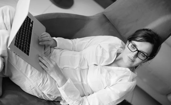 Woman using a laptop computer at home — Stock Photo, Image