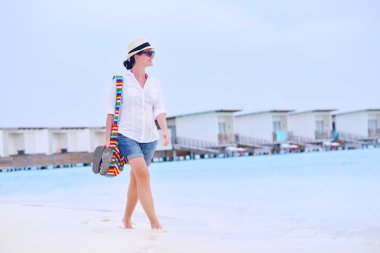 Kumsalda yürüyen güzel kadın