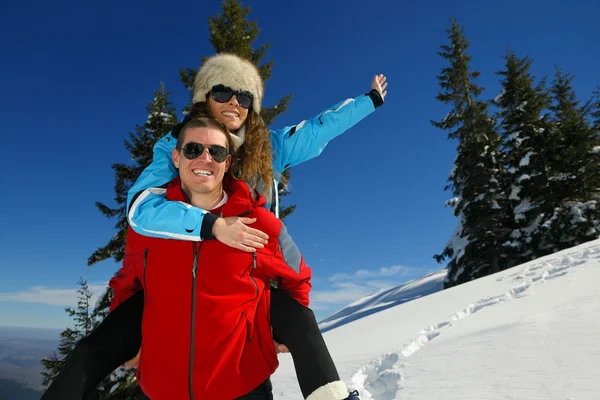 Pareja joven en vacaciones de invierno — Foto de Stock