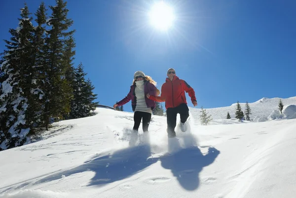 Casal jovem em férias de inverno — Fotografia de Stock