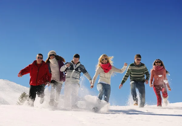 Freunde haben Spaß im Winter auf Neuschnee — Stockfoto