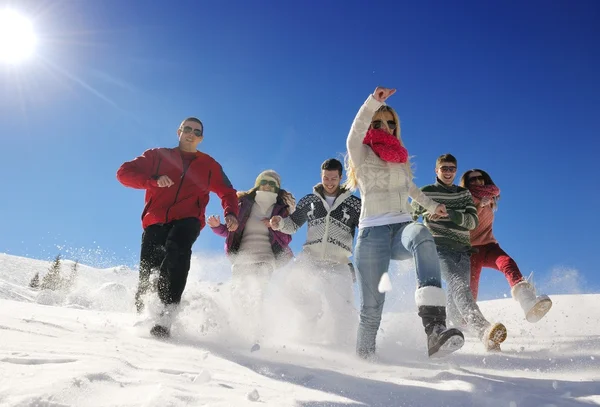 朋友们在冬天新鲜的雪地上玩乐 — 图库照片