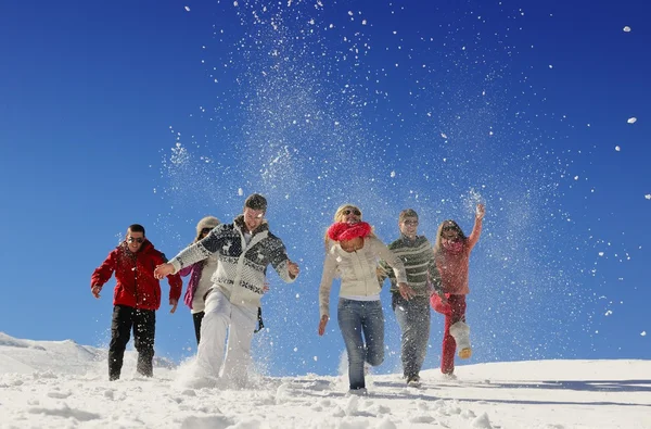 朋友们在冬天新鲜的雪地上玩乐 — 图库照片