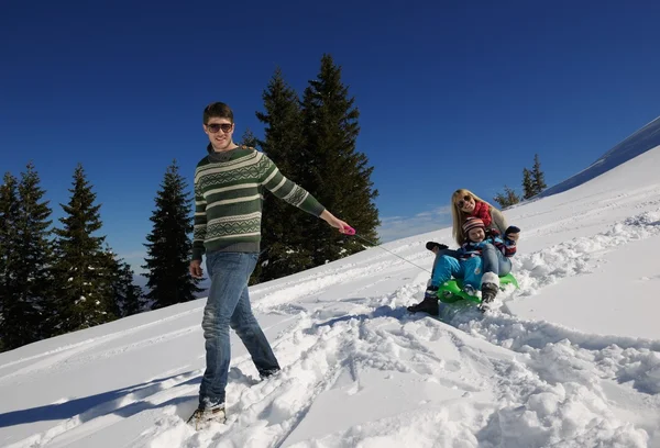 Família se divertindo na neve fresca nas férias de inverno — Fotografia de Stock