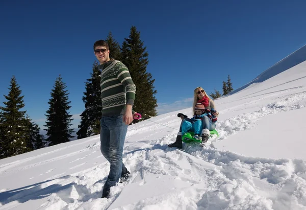 Οικογένεια να διασκεδάζουν στο φρέσκο χιόνι στο χειμερινές διακοπές — Φωτογραφία Αρχείου