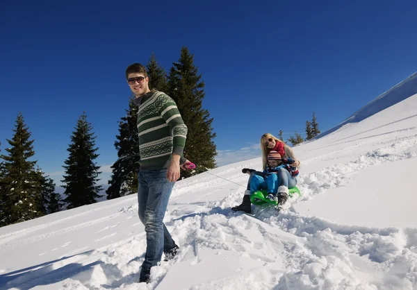 Família se divertindo na neve fresca nas férias de inverno — Fotografia de Stock