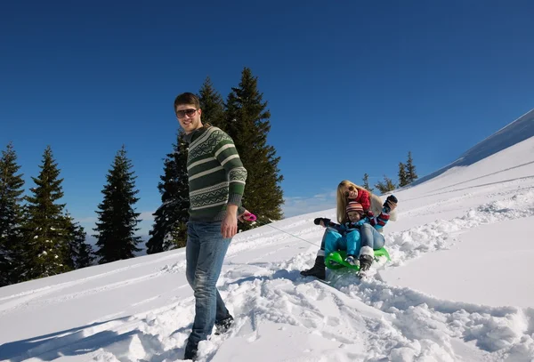 Famiglia che si diverte sulla neve fresca in vacanza invernale — Foto Stock