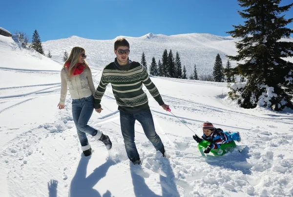 Familjen ha roligt på nysnö på vintersemester — Stockfoto