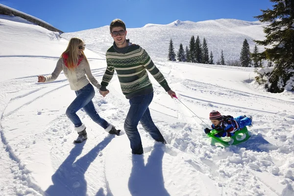 Famiglia che si diverte sulla neve fresca in vacanza invernale — Foto Stock