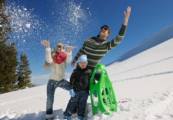 Familjen ha roligt på nysnö på vintersemester — Stockfoto