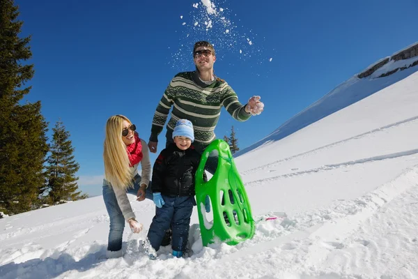 Família se divertindo na neve fresca nas férias de inverno — Fotografia de Stock