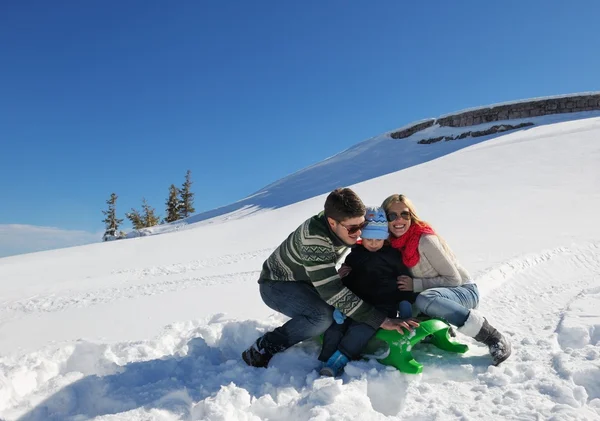 Familia divirtiéndose en nieve fresca en las vacaciones de invierno —  Fotos de Stock