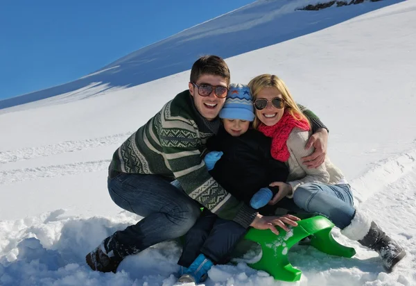 Famille s'amuser sur la neige fraîche pendant les vacances d'hiver — Photo