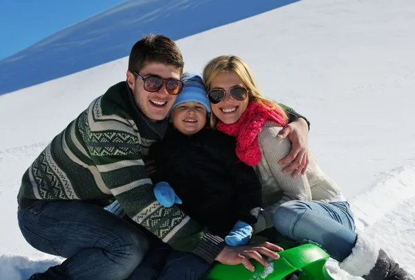 Familie plezier op verse sneeuw in de wintervakantie — Stockfoto