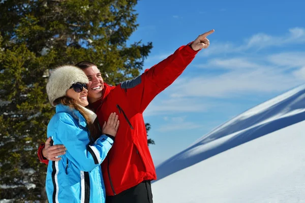 Junges Paar im Winterurlaub — Stockfoto