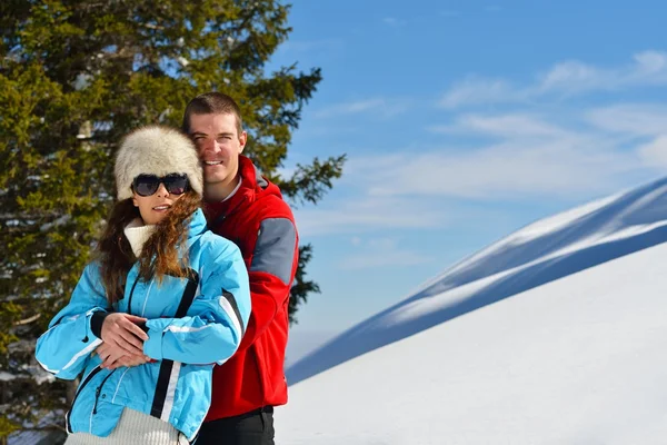 Casal jovem em férias de inverno — Fotografia de Stock