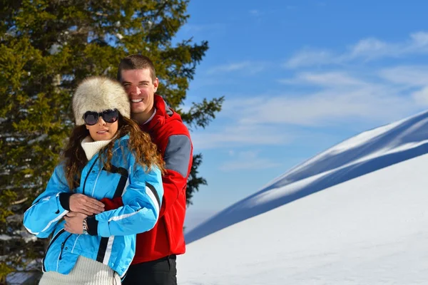 Jeune couple en vacances d'hiver — Photo