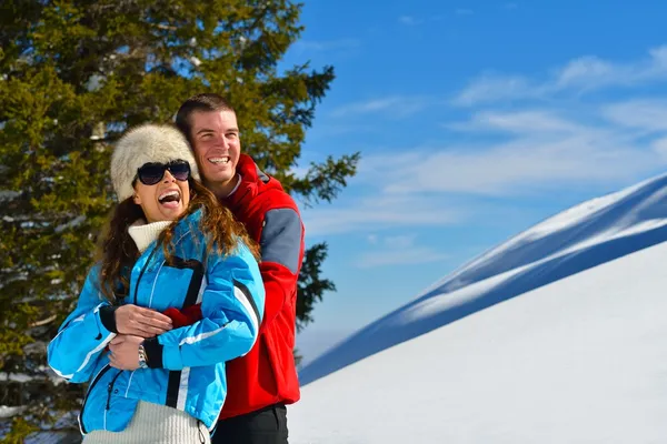 Junges Paar im Winterurlaub — Stockfoto