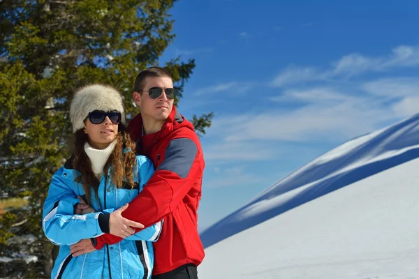 Jeune couple en vacances d'hiver — Photo