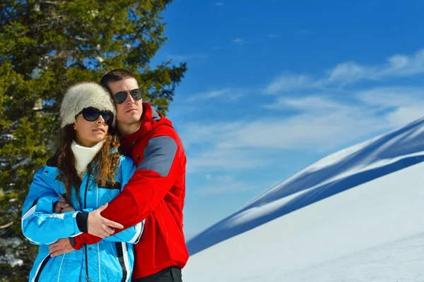 Jeune couple en vacances d'hiver — Photo