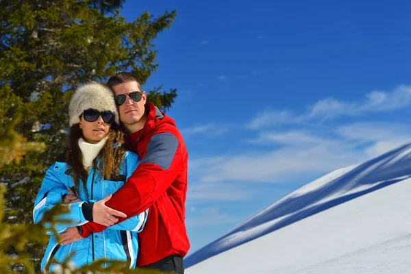年轻的夫妇在冬季度假 — 图库照片