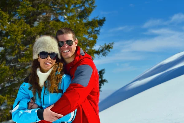 Casal jovem em férias de inverno — Fotografia de Stock