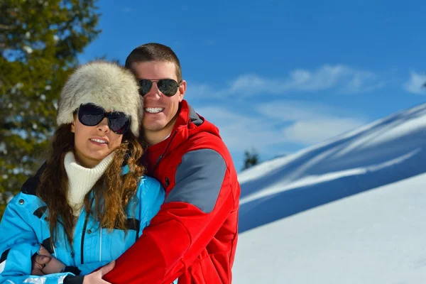 Jong koppel op wintervakantie — Stockfoto