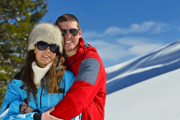 Junges Paar im Winterurlaub — Stockfoto