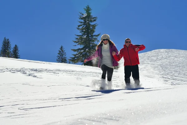 Giovane coppia in vacanza invernale — Foto Stock