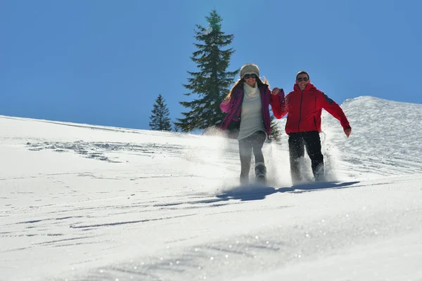 Junges Paar im Winterurlaub — Stockfoto