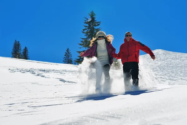 Junges Paar im Winterurlaub — Stockfoto