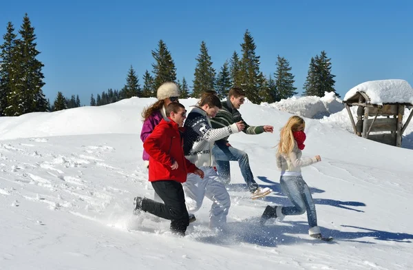 Arkadaşlar kışın taze karda eğlenir. — Stok fotoğraf