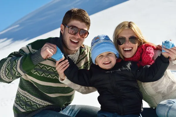 Família se divertindo na neve fresca nas férias de inverno — Fotografia de Stock