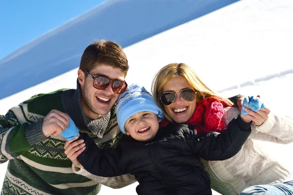 Família se divertindo na neve fresca nas férias de inverno — Fotografia de Stock