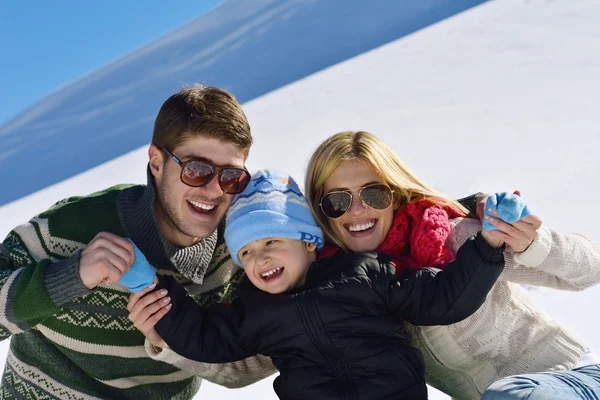 Keluarga bersenang-senang pada salju segar di musim dingin liburan — Stok Foto