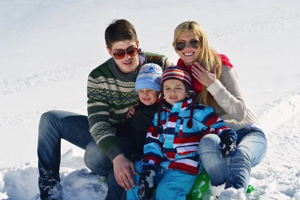 가족 겨울 휴가에 신선한 눈에 재미 — 스톡 사진
