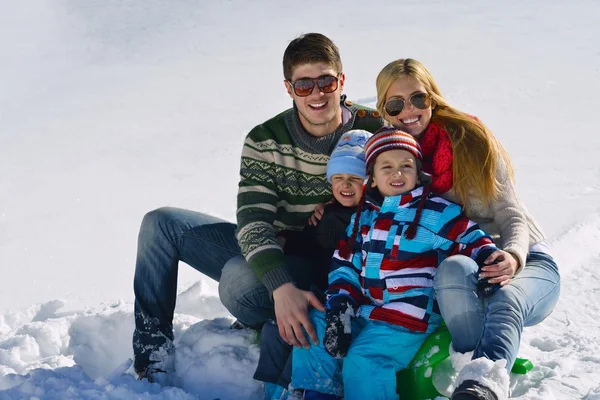 Familia divirtiéndose en nieve fresca en las vacaciones de invierno — Foto de Stock