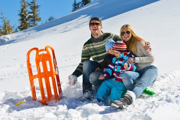 Familjen ha roligt på nysnö på vintersemester — Stockfoto