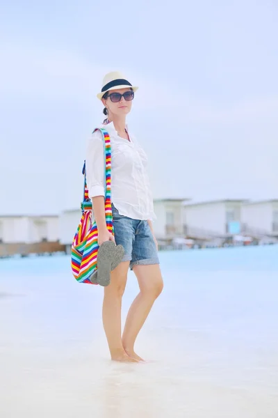 Mooie vrouw lopen op terug uitzicht op het strand — Stockfoto