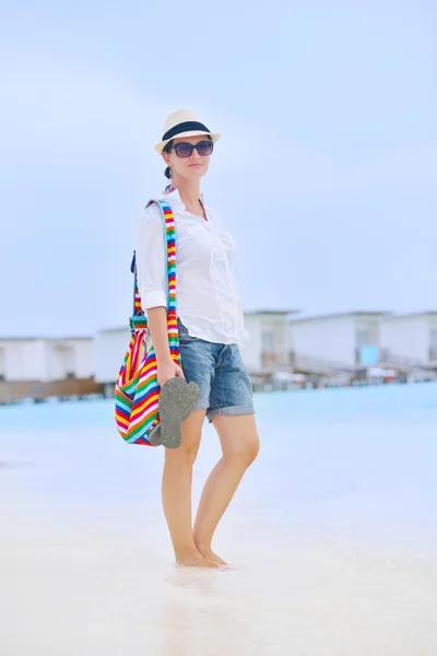 Krásná žena chůze na pláž pohled zezadu — Stock fotografie