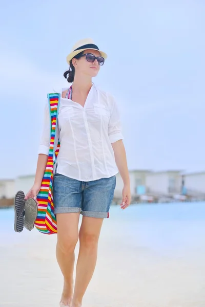 Mooie vrouw lopen op terug uitzicht op het strand — Stockfoto