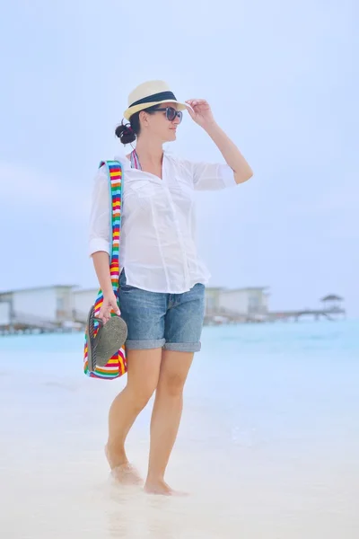 Mulher bonita andando na praia vista traseira — Fotografia de Stock