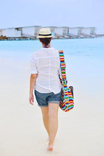 Hermosa mujer caminando en la playa vista trasera —  Fotos de Stock