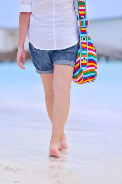 Schöne Frau zu Fuß am Strand Rückansicht — Stockfoto