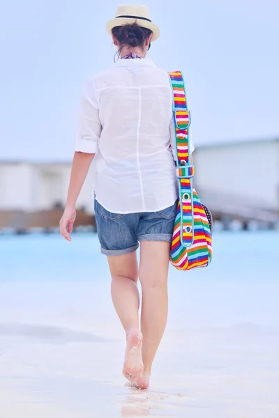 Belle femme marchant sur la plage vue arrière — Photo