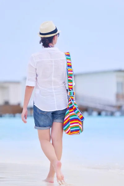 Plaj arkadan görünüm üzerinde yürüyen güzel kadın — Stok fotoğraf