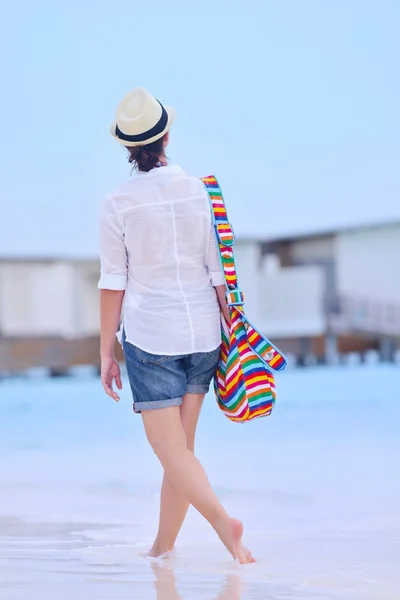 Schöne Frau zu Fuß am Strand Rückansicht — Stockfoto